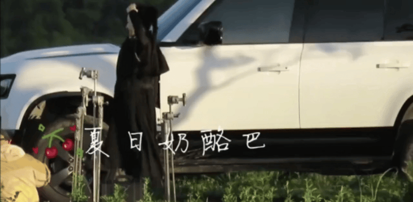 人在尴尬的时候 小动作就会多比如我巴  她...没爬上去.....伸个懒腰吧 迪