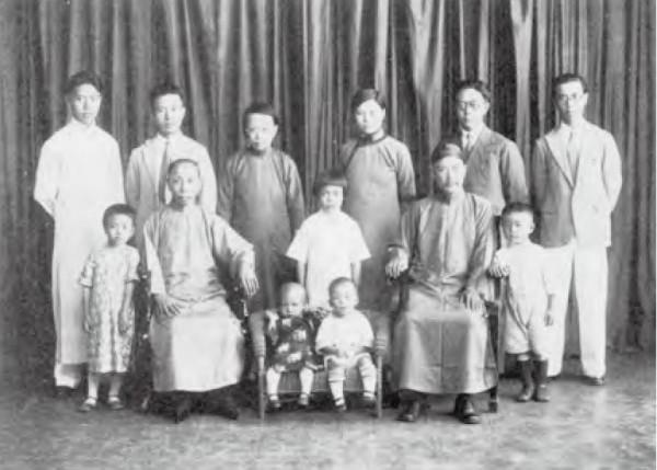 邓力群青年时期和家人，一张罕见的合影，这张照片拍摄于1934年的南京，当时邓力群