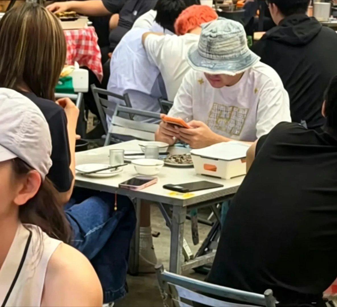 包贝尔包文婧上周五吃烧烤被偶遇包贝尔包文婧吃烧烤被偶遇厉害了，包贝尔对妻子也很好