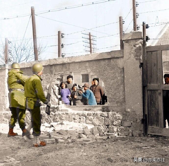 老照片欣赏：这张照片摄于1946年的青岛，画面中两名美军士兵正对前来围观的中国群
