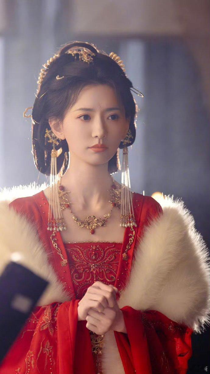 于正辣评短剧妆造于正这张嘴是真敢说！一边把《金昭玉醉》导演夸上天，一边毫不留情地