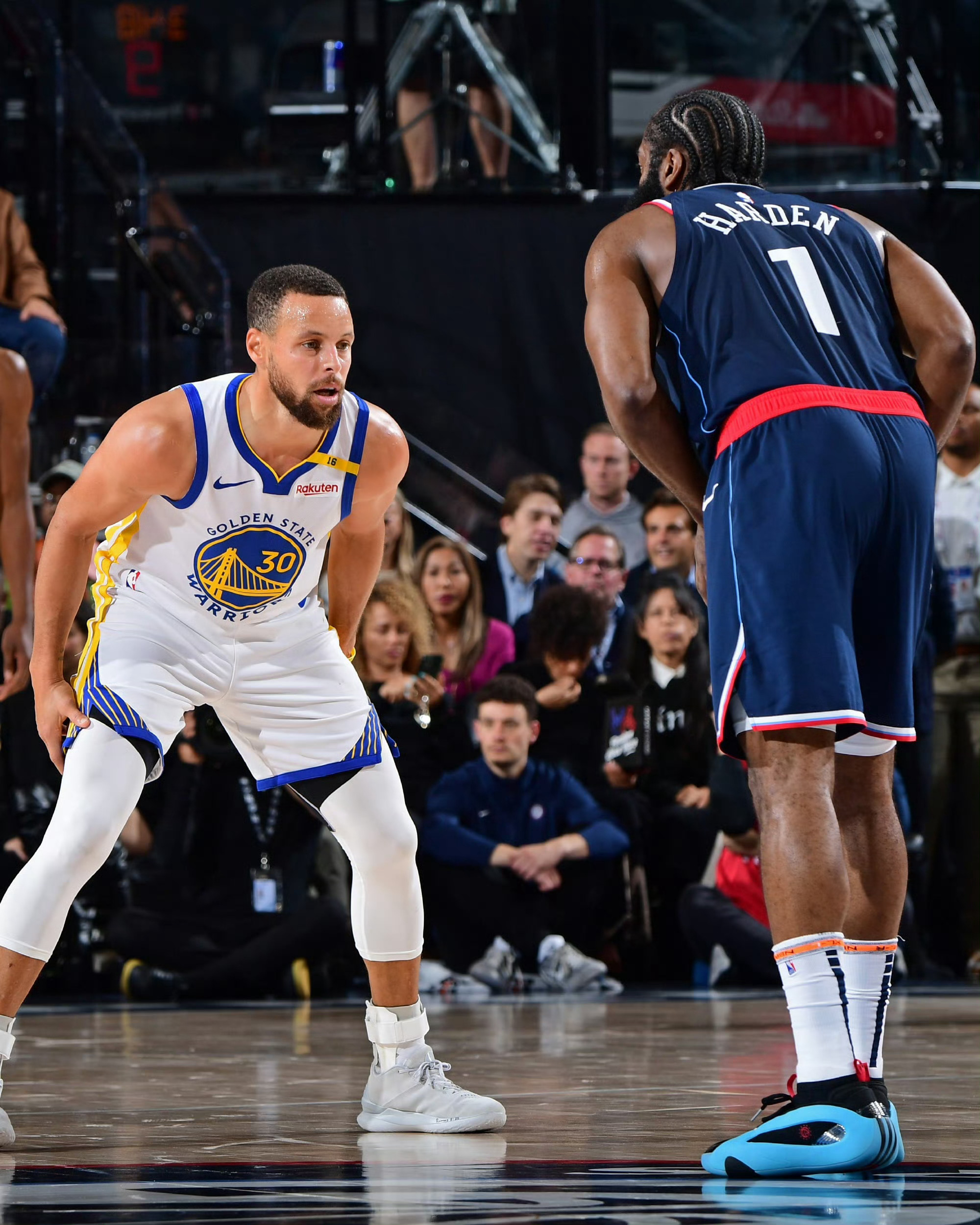 谈到对阵同届选秀的哈登，库里：“这其中当然有怀旧之情，但更多的是对彼此的尊重和赞