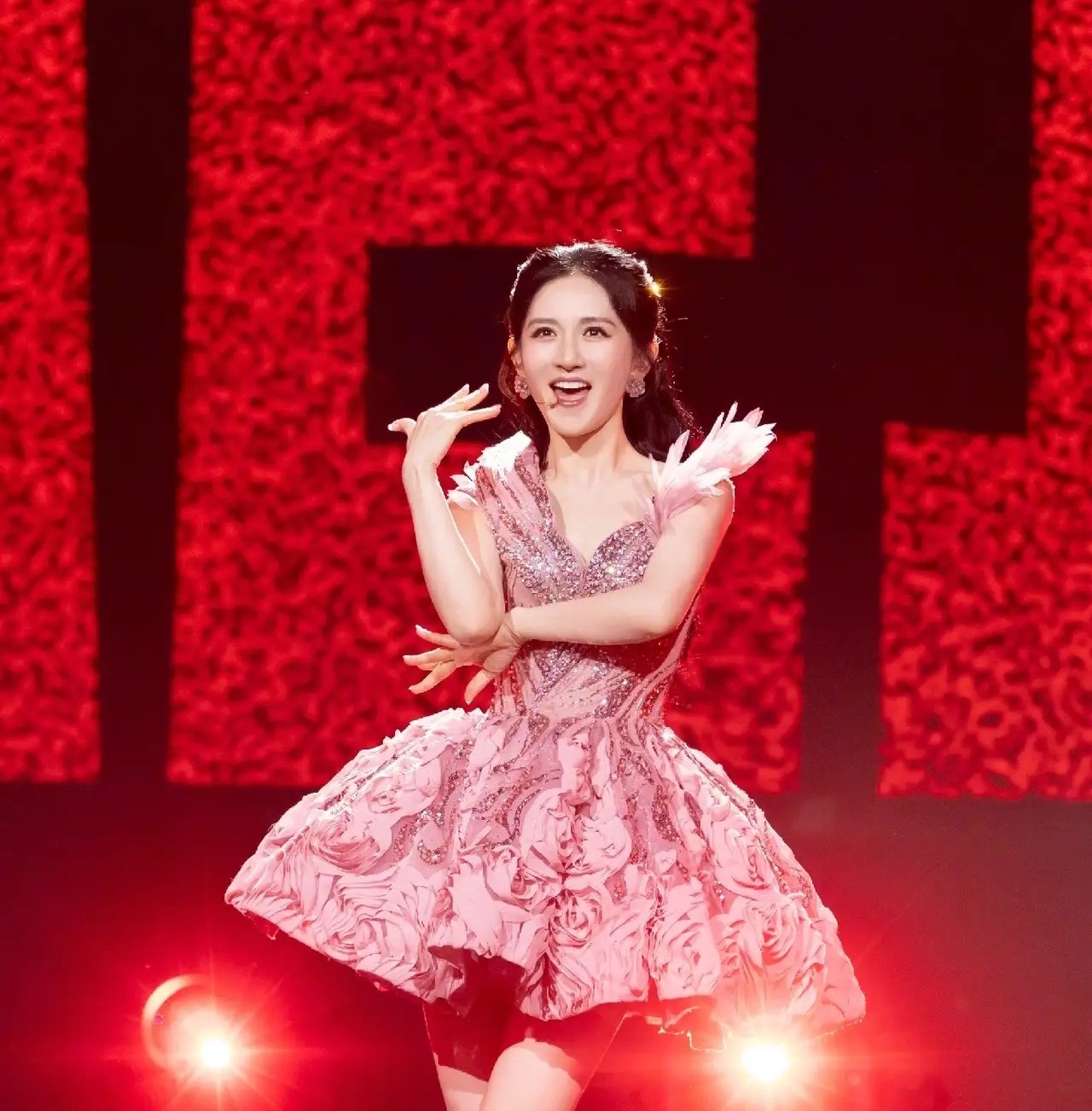 谢娜真的要和老公抢饭碗了两场演唱会爆满 半个娱乐圈都去捧场，如今她又趁热打铁，推