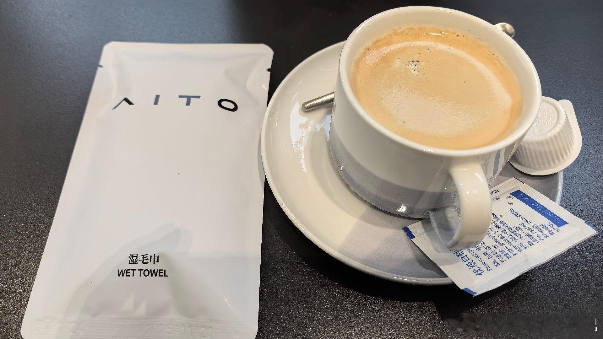 问界用户中心小到一瓶水，一张纸巾都是要专门的定制的，这个成本叠加使用的频率，可是