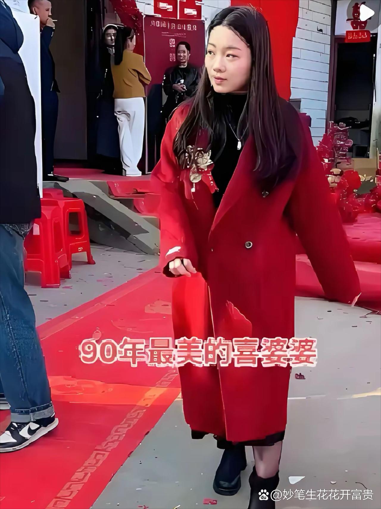 90年的喜婆婆，风韵犹存，笑容满面，红衣加身，喜气洋洋。90后扎堆当婆婆，85后