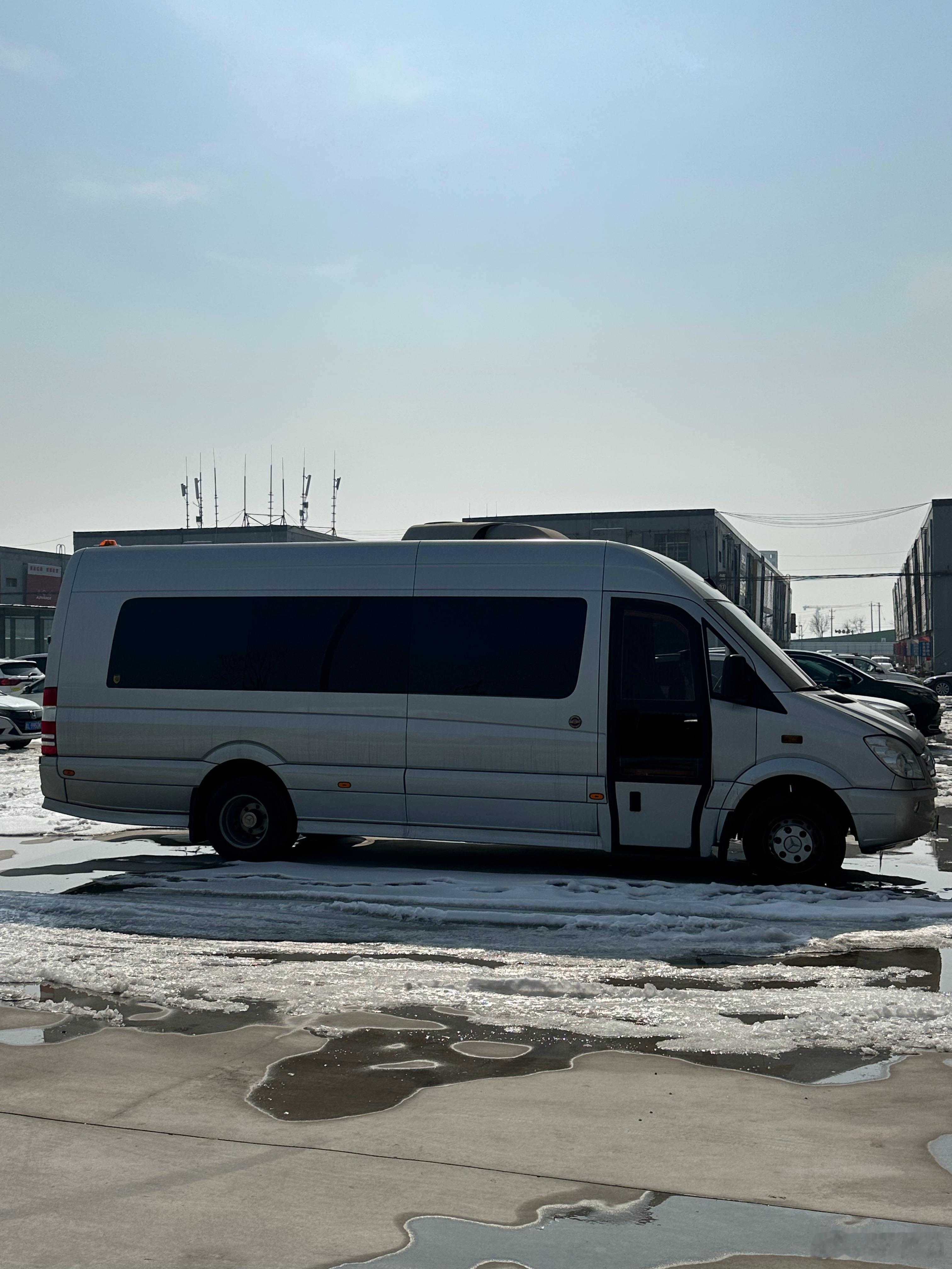 买了太特别长的奔驰商务休旅车10年4万公里 我的驾照应该是不能开 因为黄牌当时内