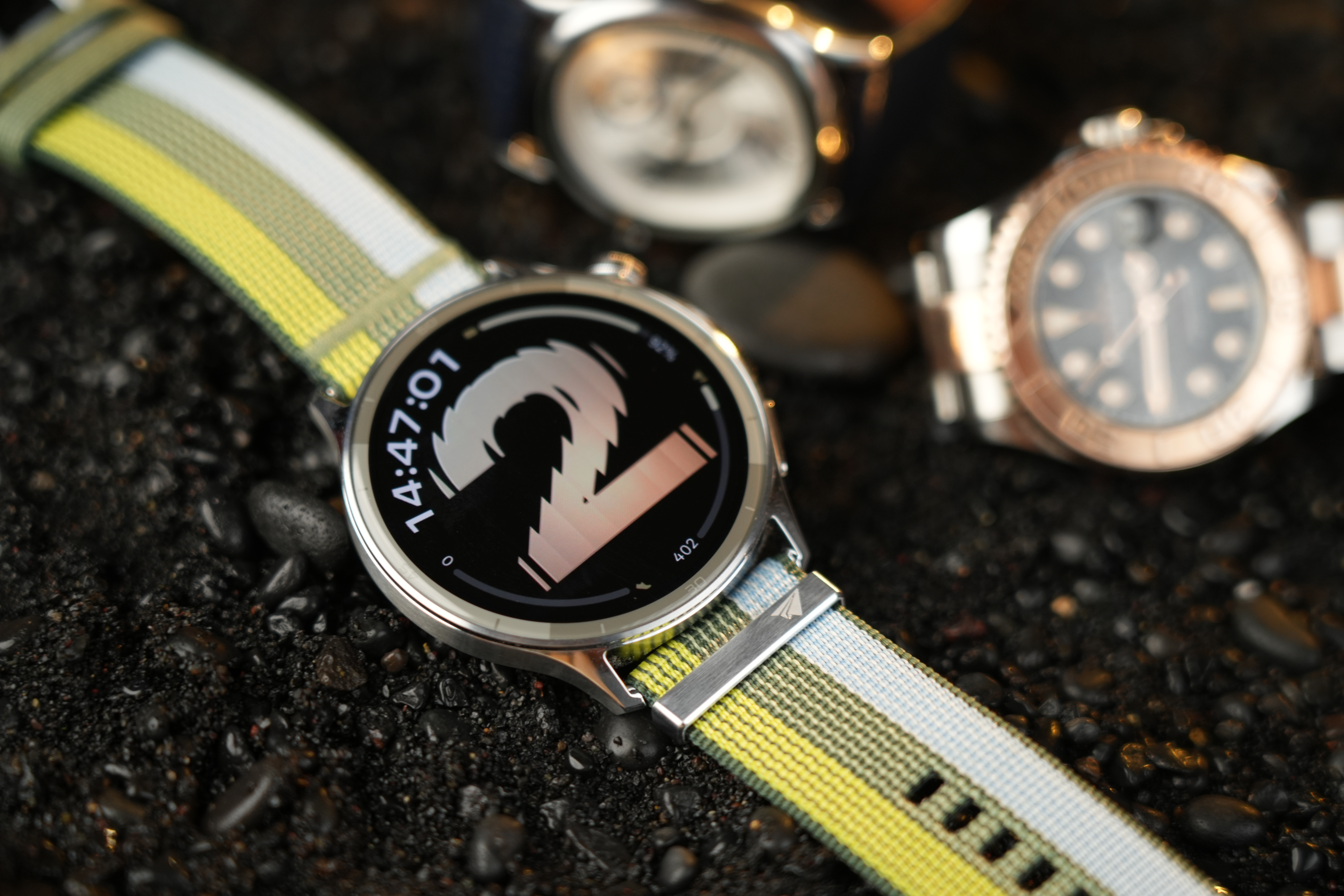 OPPO Watch S 精钢材质加2.5D弧面玻璃，看着十分精致，轻巧、舒适，
