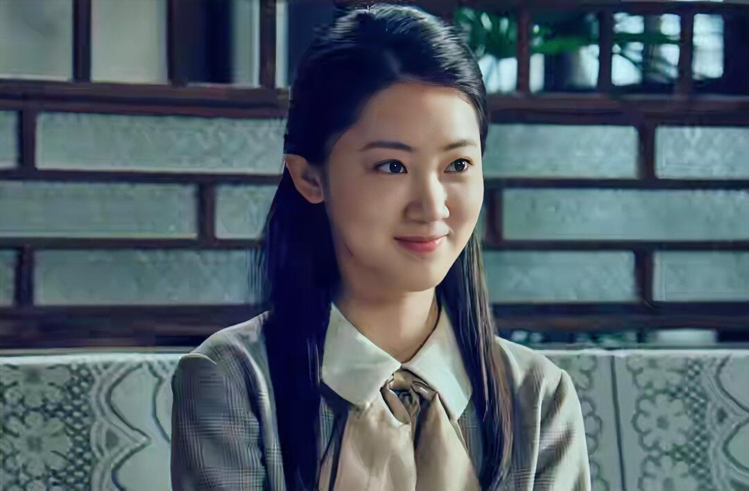 这个女演员长相比较一般，在美女如云的娱乐圈里不算漂亮，演技也平平无奇，台词功底一