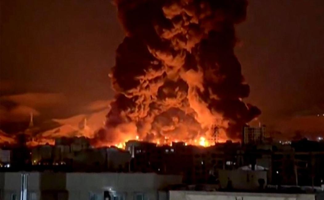 五枚导弹划破长空，四枚被生生拍落，剩下一枚却像长了眼一样，死死钉在了拉斯拉凡工业