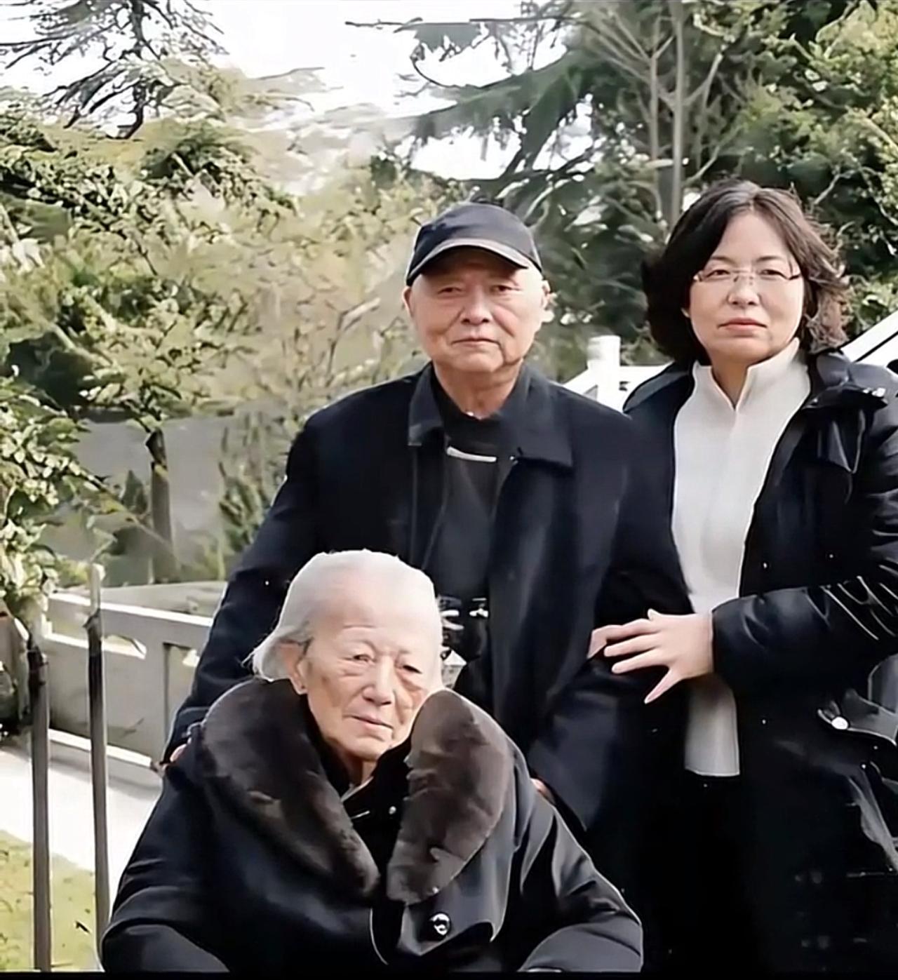 2008年，已经90多岁的叶亚华，在儿子王道纲陪同下，前来祭拜抗日名将丈夫王铭章