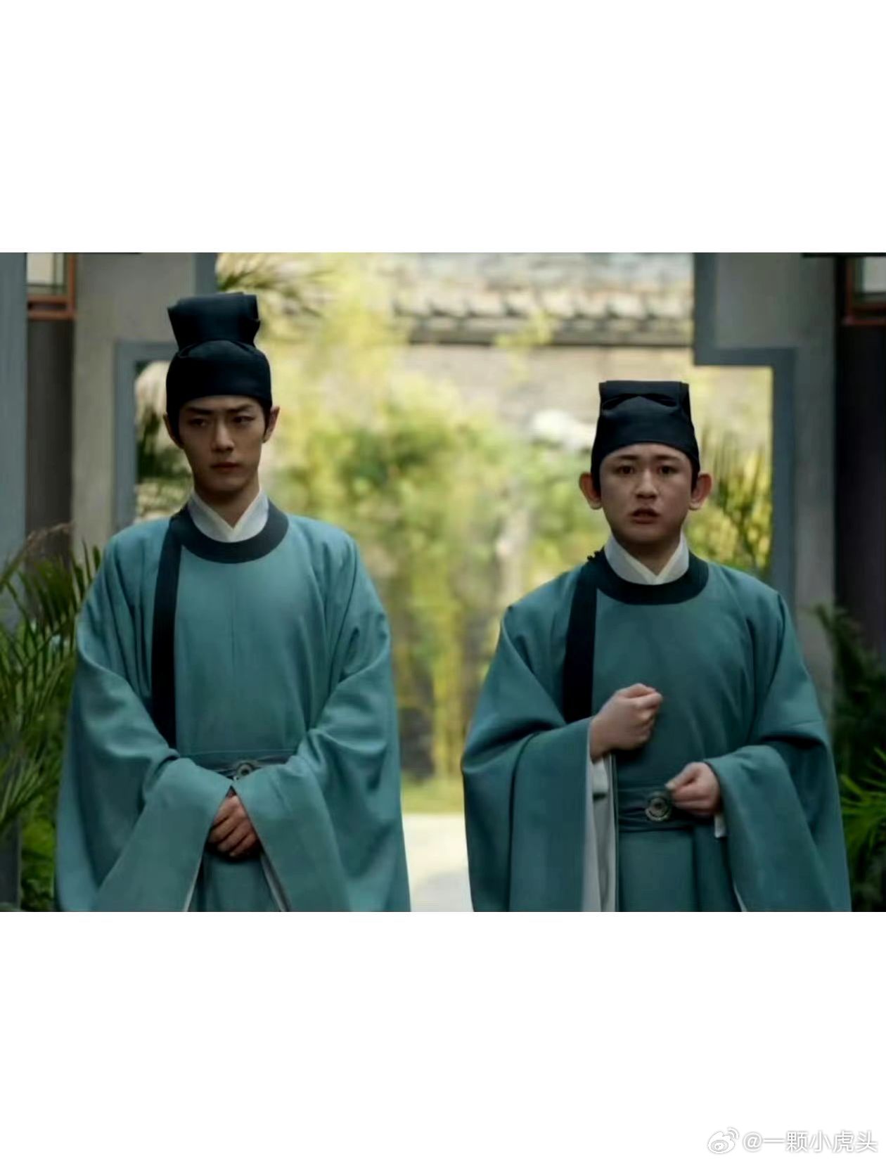 不得不提藏海传中，肖战和群演配角穿同样的衣服，衣服在他身上就是变得高级起来！时尚