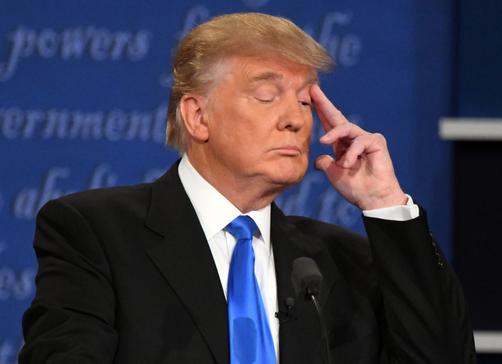 面对中国的强硬，特朗普有点恼羞成怒，他在社交平台写道，“中国这步走砸了，彻底慌了