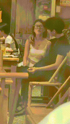 靓女俊男吃个饭也不老实！
这是吃完饭了要掏餐巾纸么，看这穿戴怎么会自己带餐巾纸，