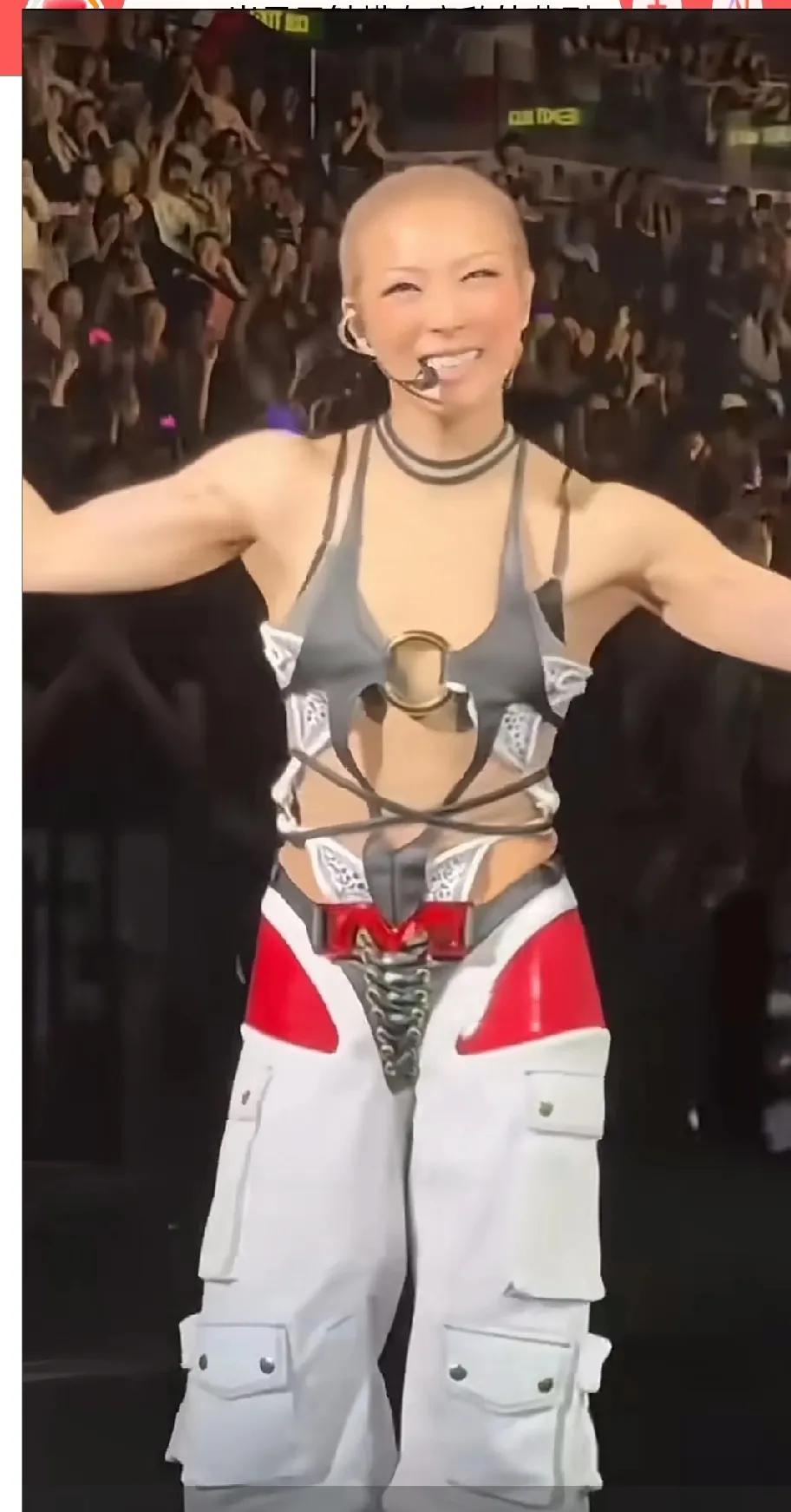 53岁的郑秀文，开演唱会，活力四射，穿的这一身装备，都是为了展示好身材，前胸后背