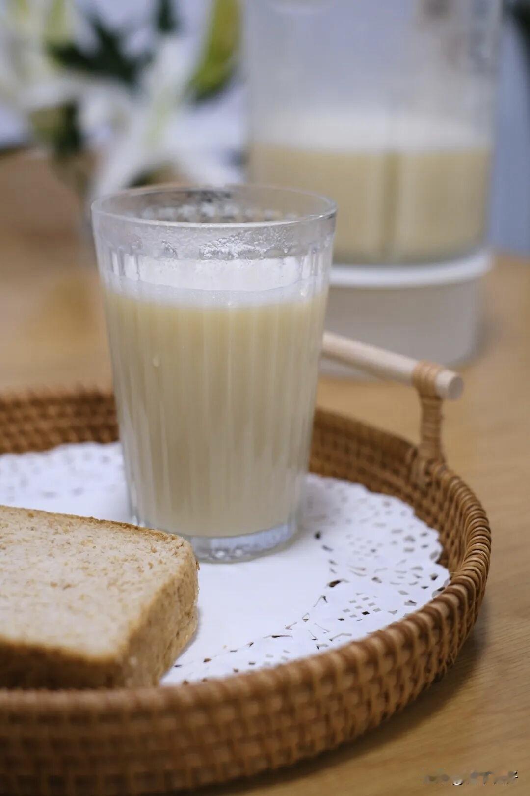 日常轻微口渴，水永远是最好的选择。但在出汗较多、感觉特别渴时，一杯电解质水、牛奶