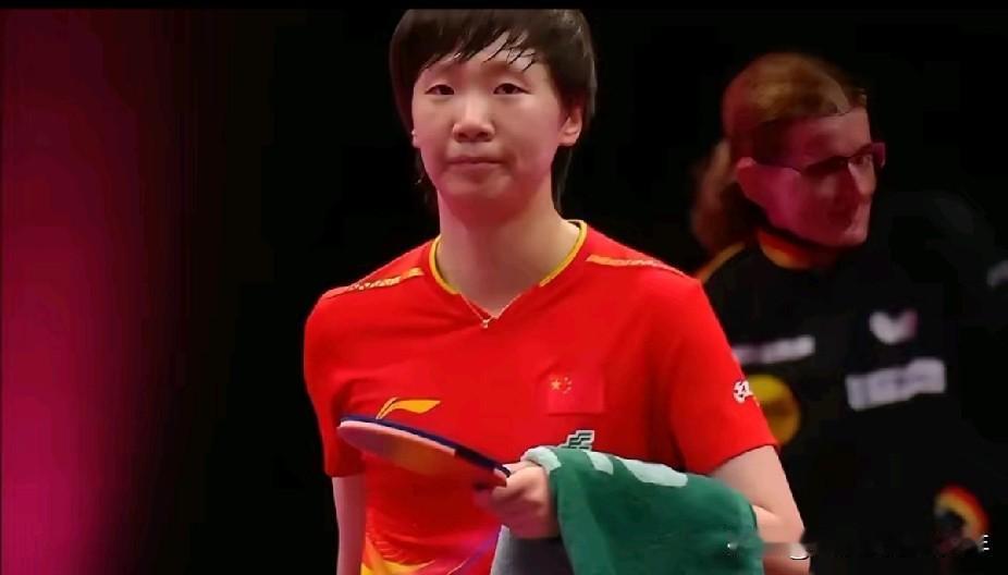 新加坡大满贯赛女单1/8决赛：
  王曼昱VS申裕斌。
  第一局王曼昱2：0领