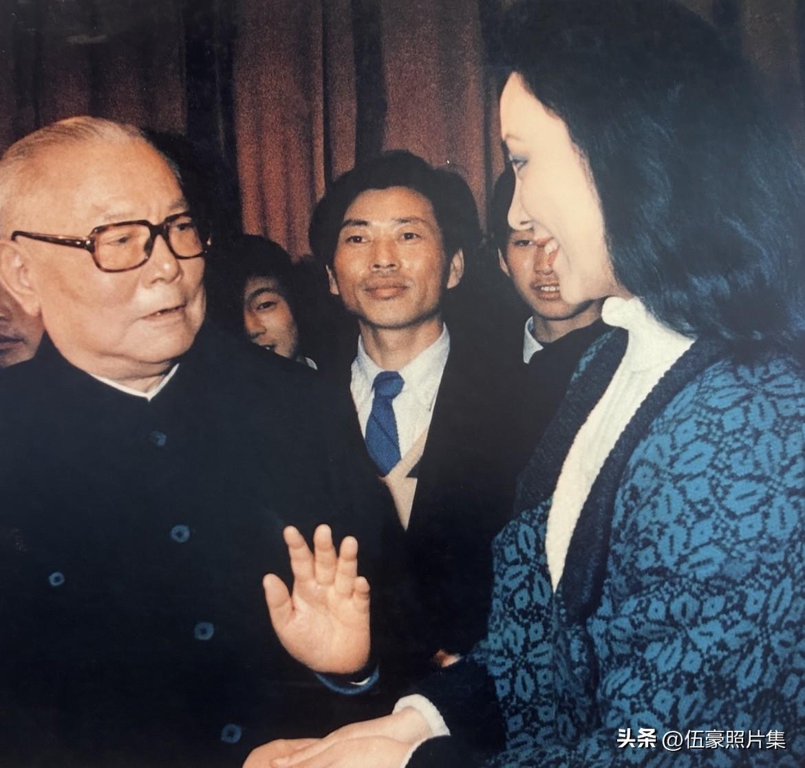 1988年，李先念与排球运动员曹慧英在一起亲切交流。曹慧英1954年生于河北唐山