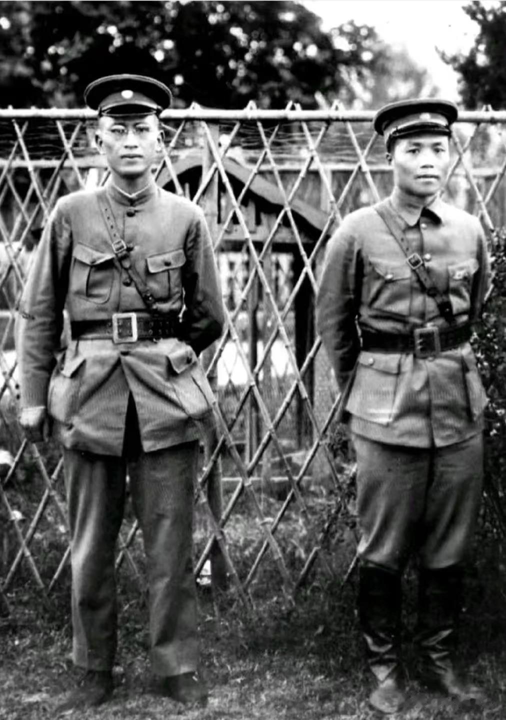 1929年，李宗仁与白崇禧的合影。
 
李、白均为桂系的实权人物，前期二人可谓黄