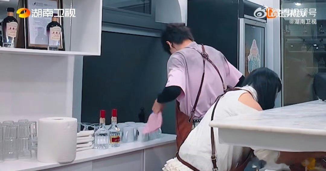 沈月翟潇闻职业素养天花板沈月翟潇闻有种家里调皮弟弟妹妹的即视感，黄晓明唱歌，俩人
