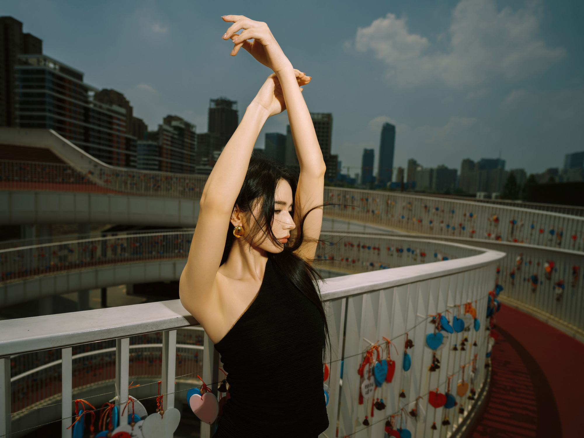 代斯，一袭简约黑裙搭配酷感直发，烈阳下释放别样清冷魅力 ​​​