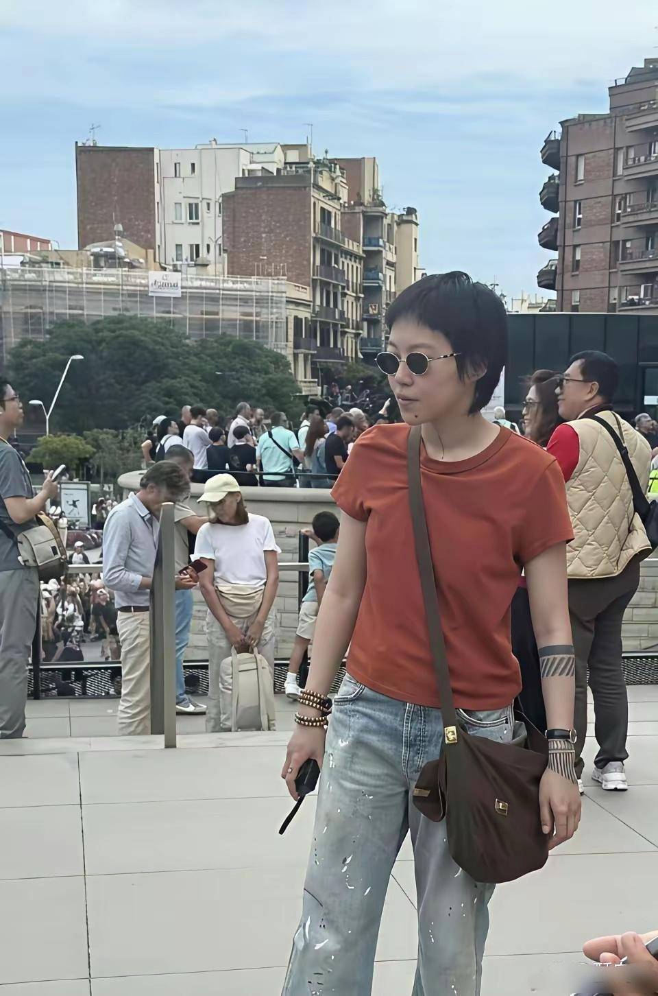 王菲大女儿窦靖童，在西班牙逛街，长得超像王菲，现在已经28岁了，至今还是单身一人