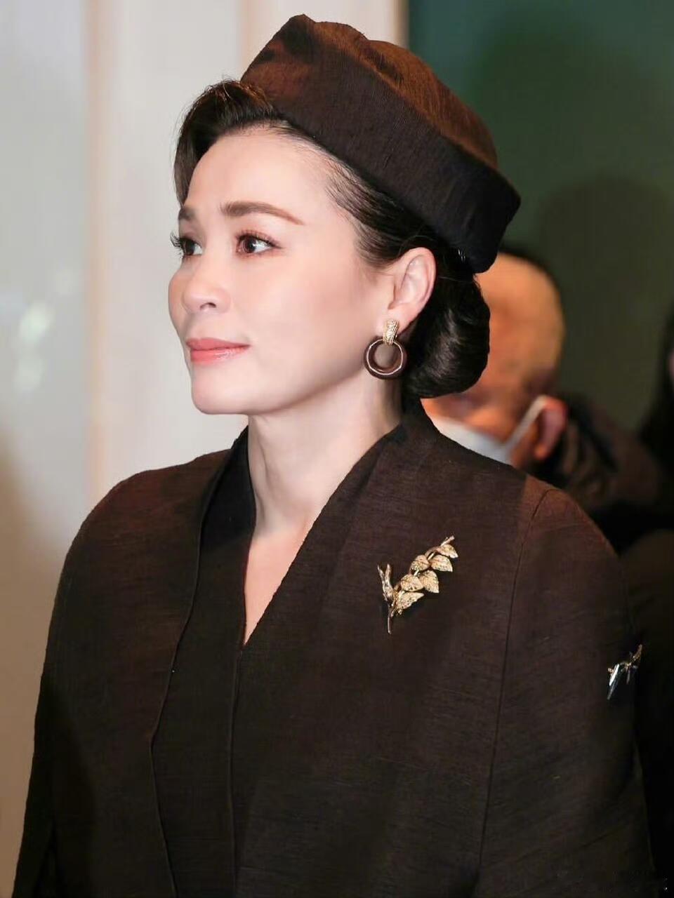 王后真的太卷了…国王嘴都冻紫了。谁能想到，这辈子随心随欲活到73岁，有过这么多惊