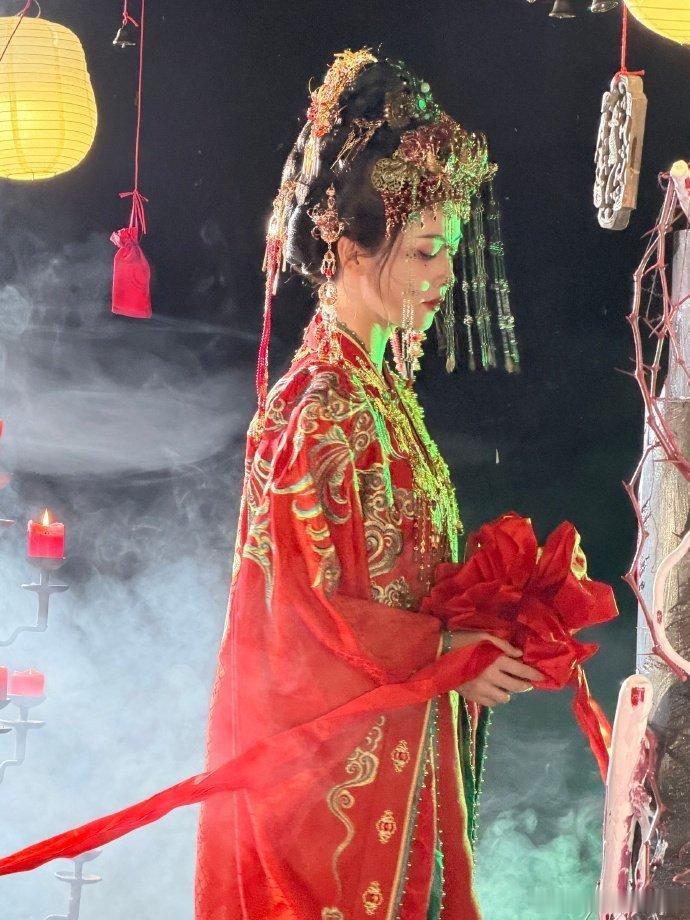 浙江卫视力挺白鹿唐宫奇案 明天终于等来《唐宫奇案》开播！白鹿的李佩仪自带高光 b