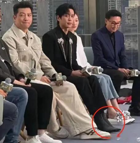 张若昀半天有这么一双秀气的脚啊！