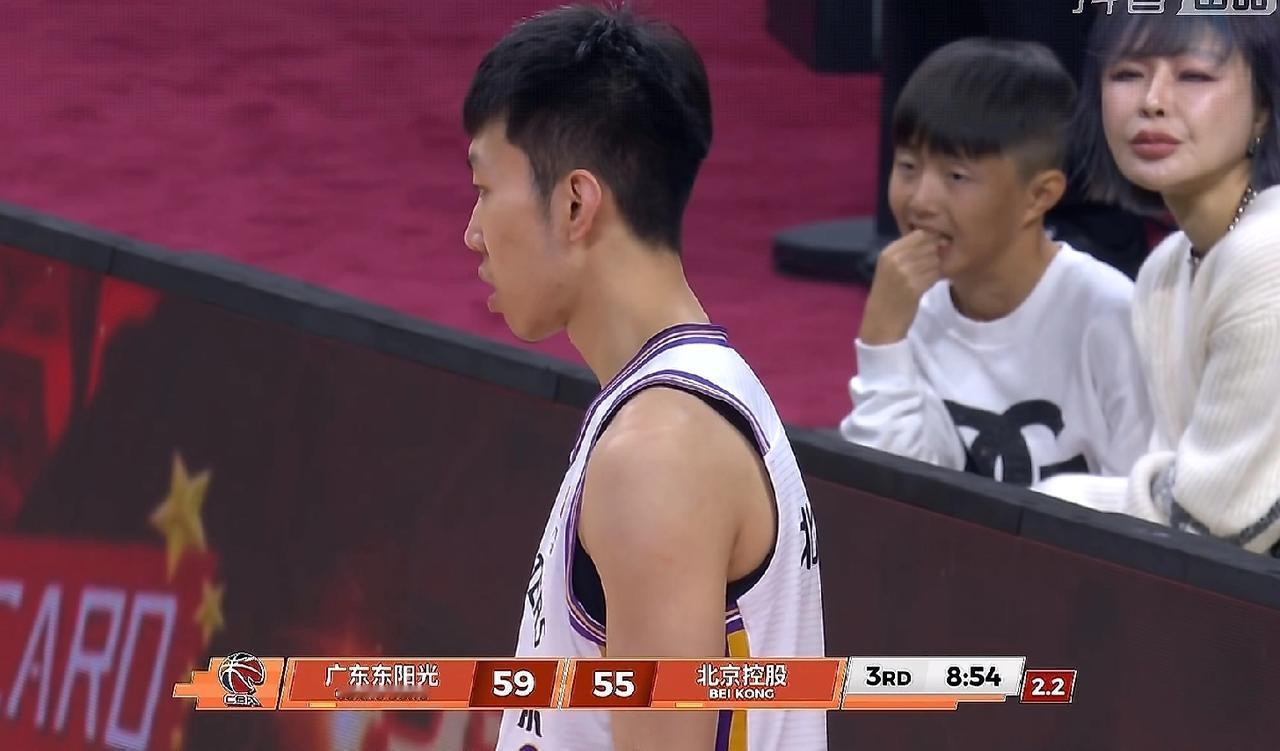 他说喜欢马尚的球风和打法，马尚穿2号，他也穿2号，马尚绝杀过广东男篮，他也绝杀了