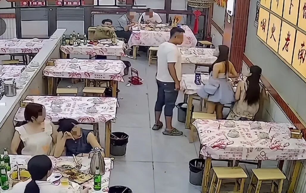 两女生吃夜宵遭邻桌陌生男子“摸头”，要求道歉反遭其同伴辱骂；