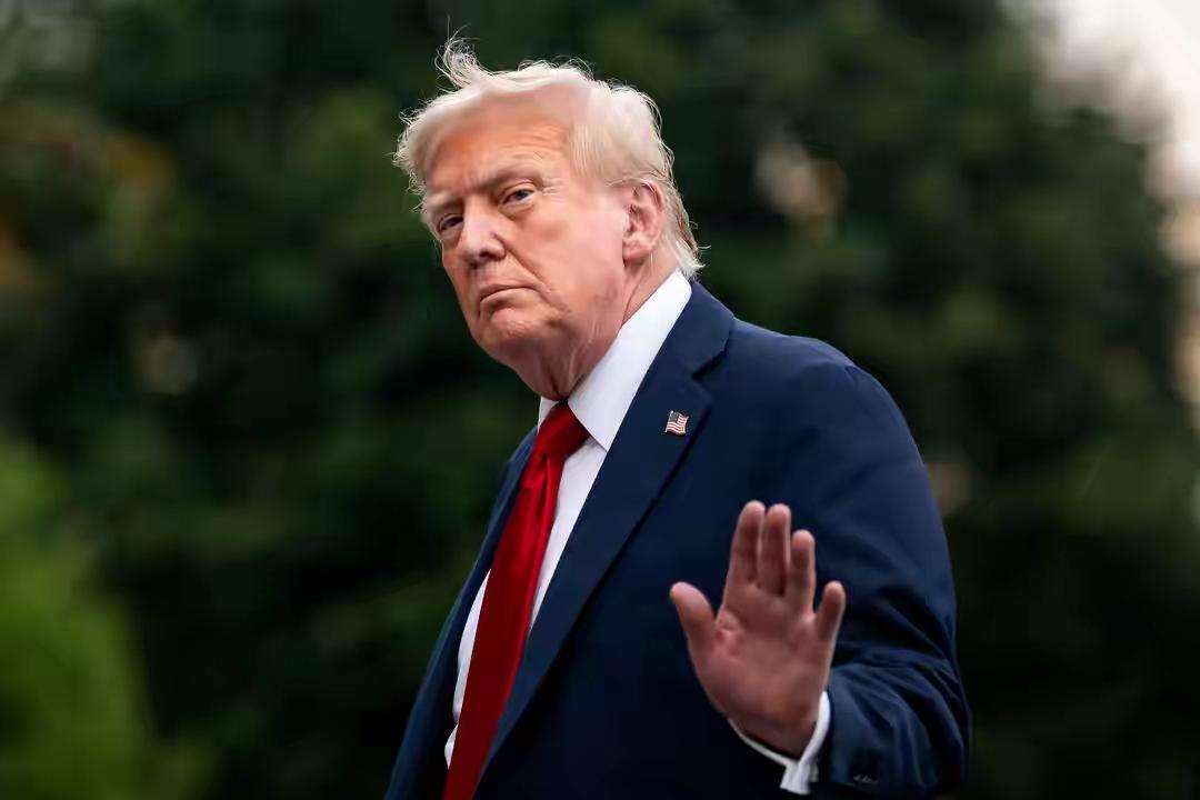 美国的大总统特朗普
他突然又改口了
他说他还想见普京
特朗普，你能不能靠点谱啊？