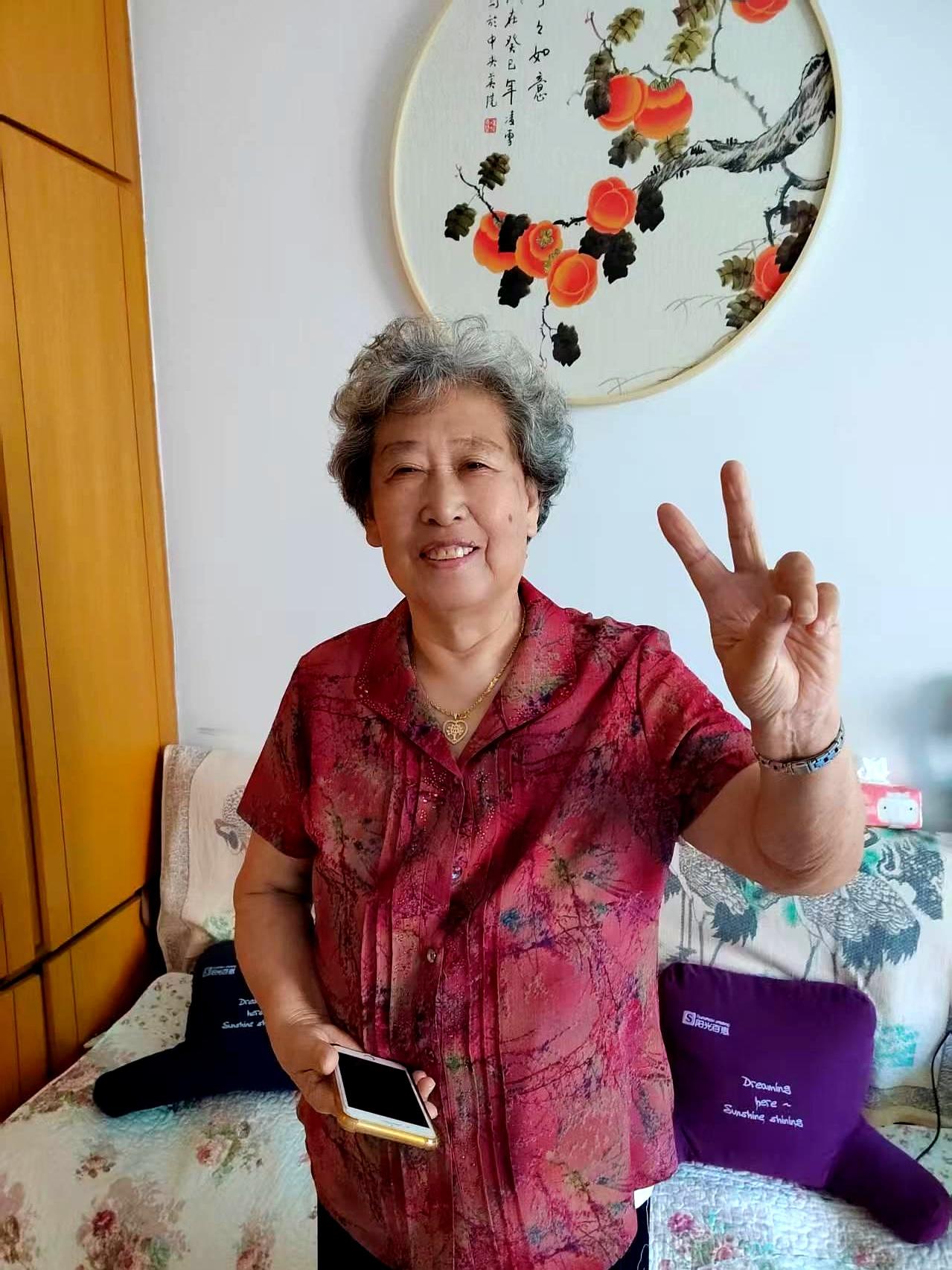 当女儿车半路趴窝时,5分钟车程的兄长就赶来,把她和孩子送到学校,顺手把老人接去他
