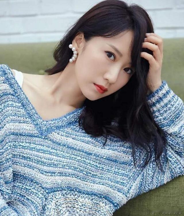 演员李念回忆与张嘉译的八年未联系，直到《我的体育老师》剧组探班才重逢。 2009