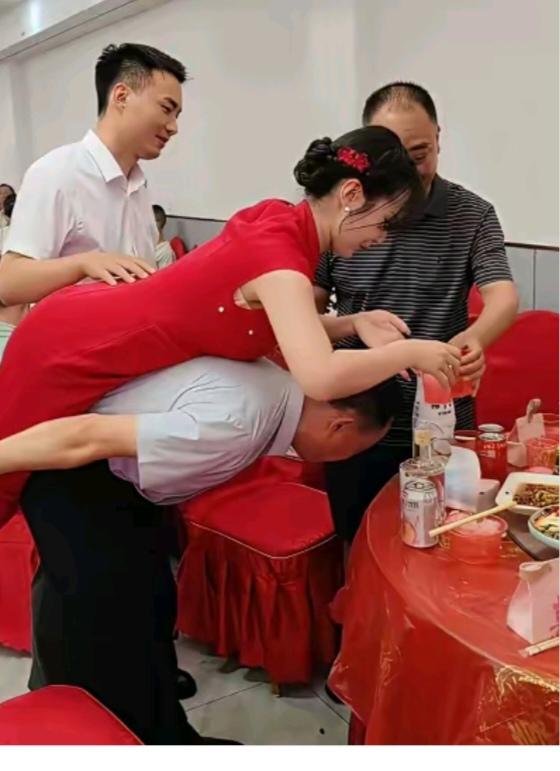 闹洞房
结婚喜事特别多；
某地有个大风俗；
老公背着俊媳妇；
逐个敬酒又敬烟；