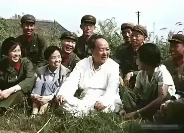 🙏请停留几秒，为伟人点个赞送朵花💐
《毛主席在希望的田野上》
在那片广袤的土
