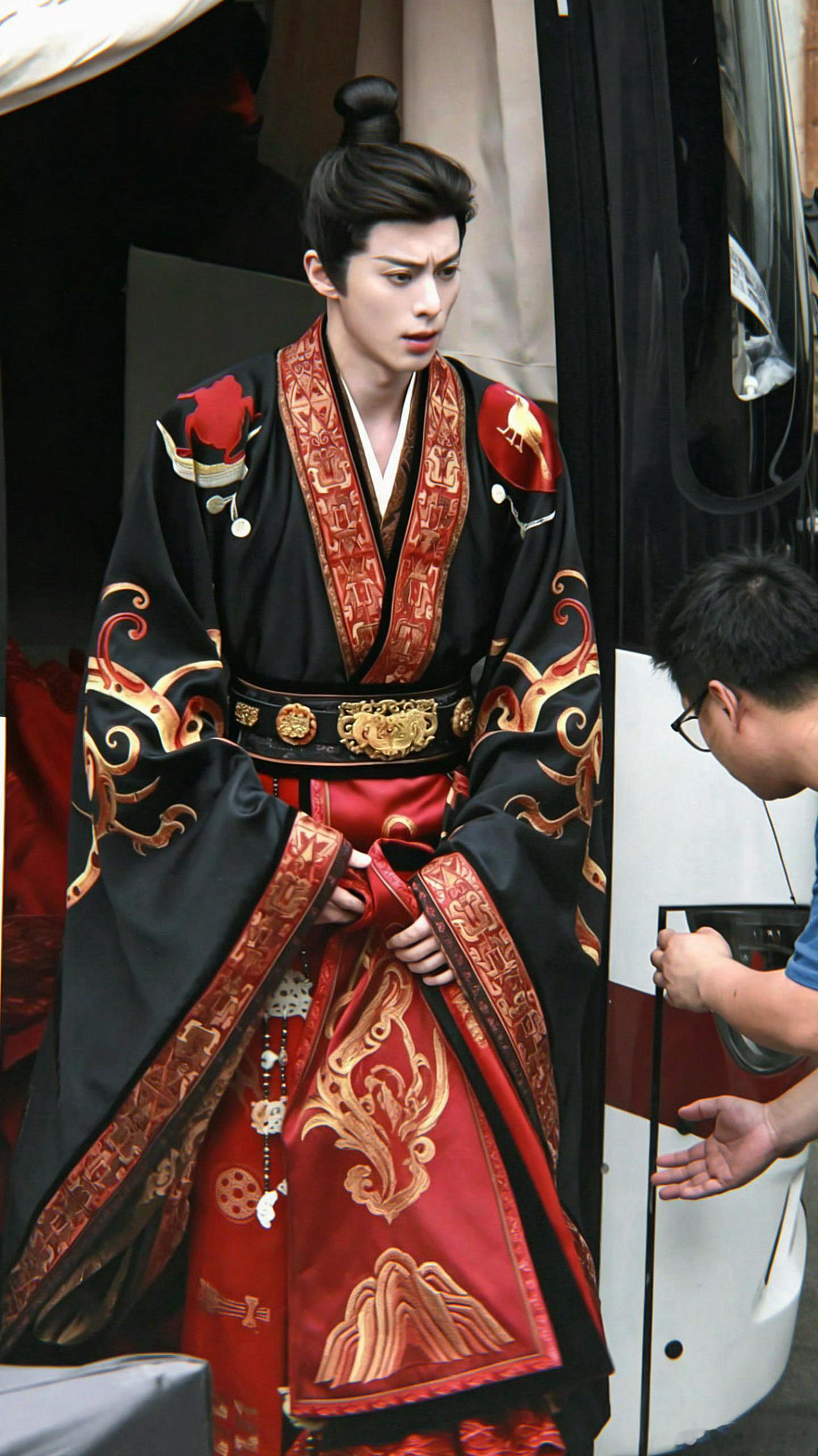 王鹤棣真的太适合华丽的衣服了 