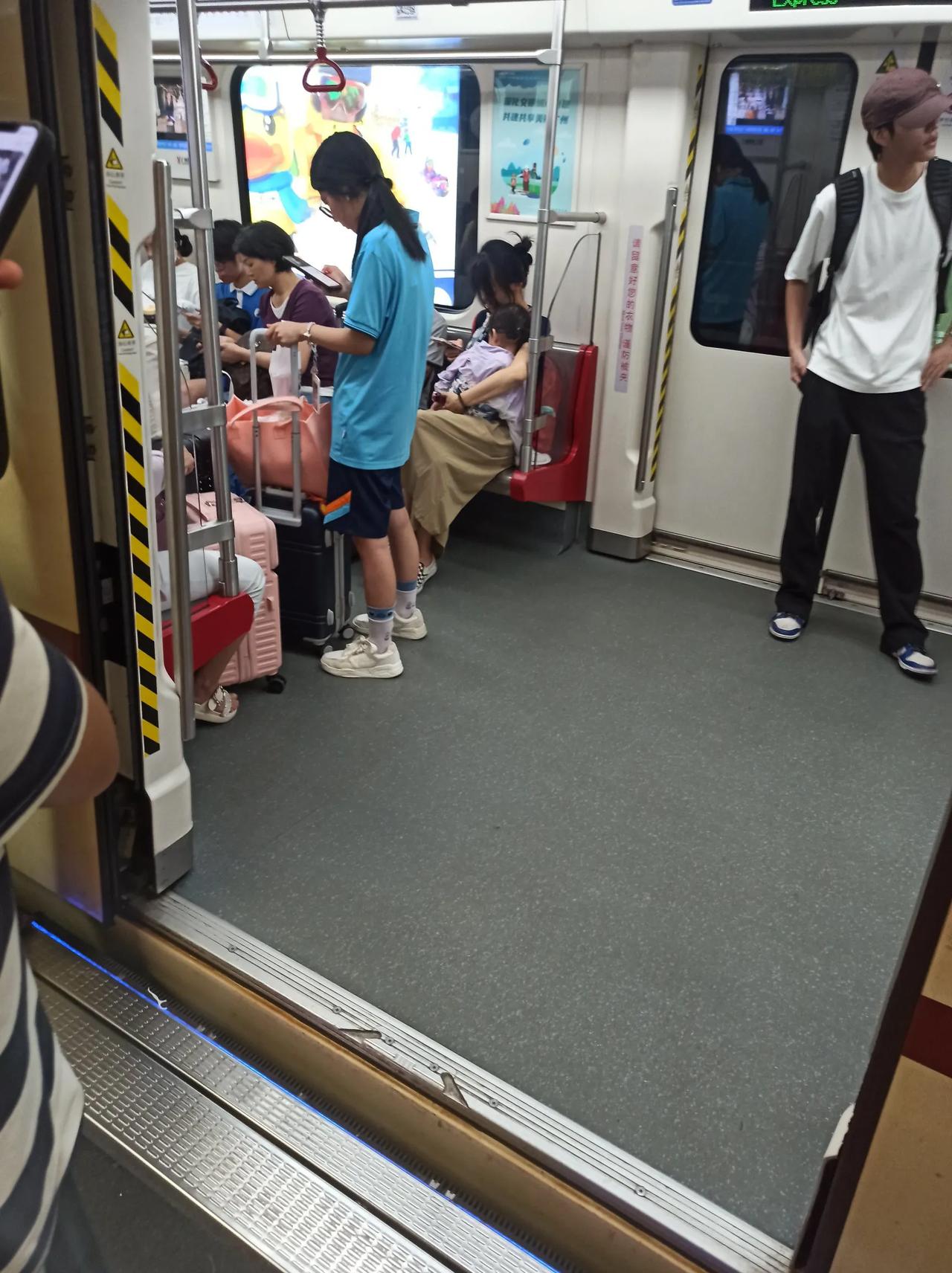 今天好多高中都开学了，有的是高三，我家孩子高二也开学了。

感觉暑假才刚刚开始，