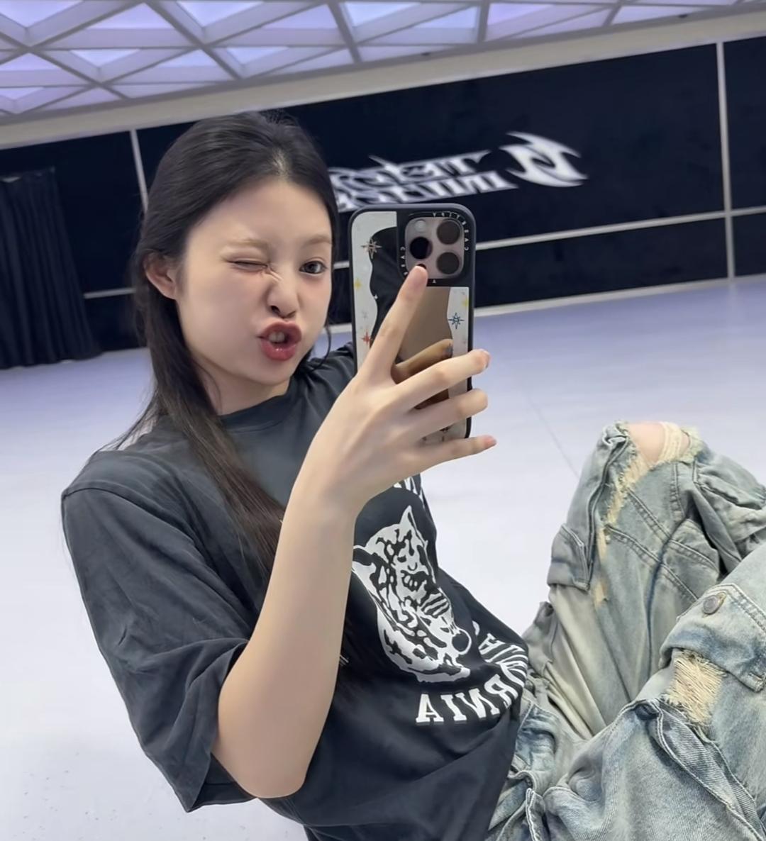 学姐 你太美好了 你睡觉时乱乱的头发 你说话时的嗓音 你站在栏杆旁清瘦...