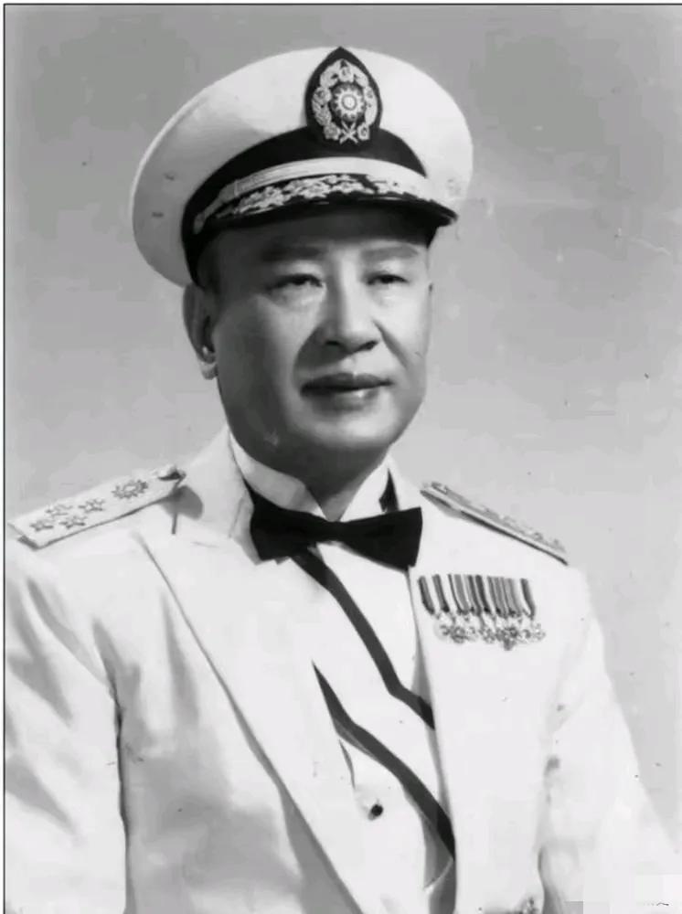 大家仔细看，白崇禧的这张军装照绝对不会是国民党在大陆时期配发的，而应该是败逃台湾