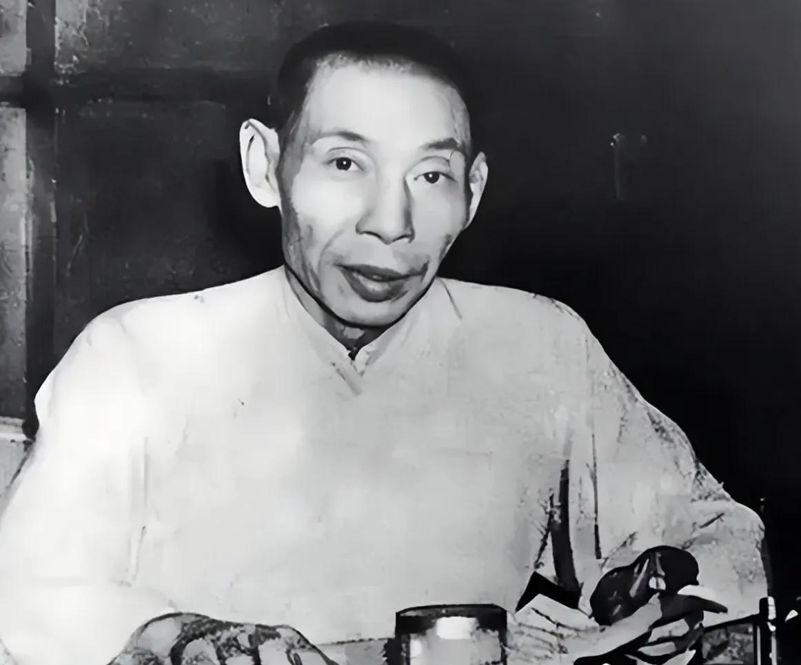 1951年8月，香港养和医院的病房里，一代大亨杜月笙，正把一张算命纸条往嘴里塞。