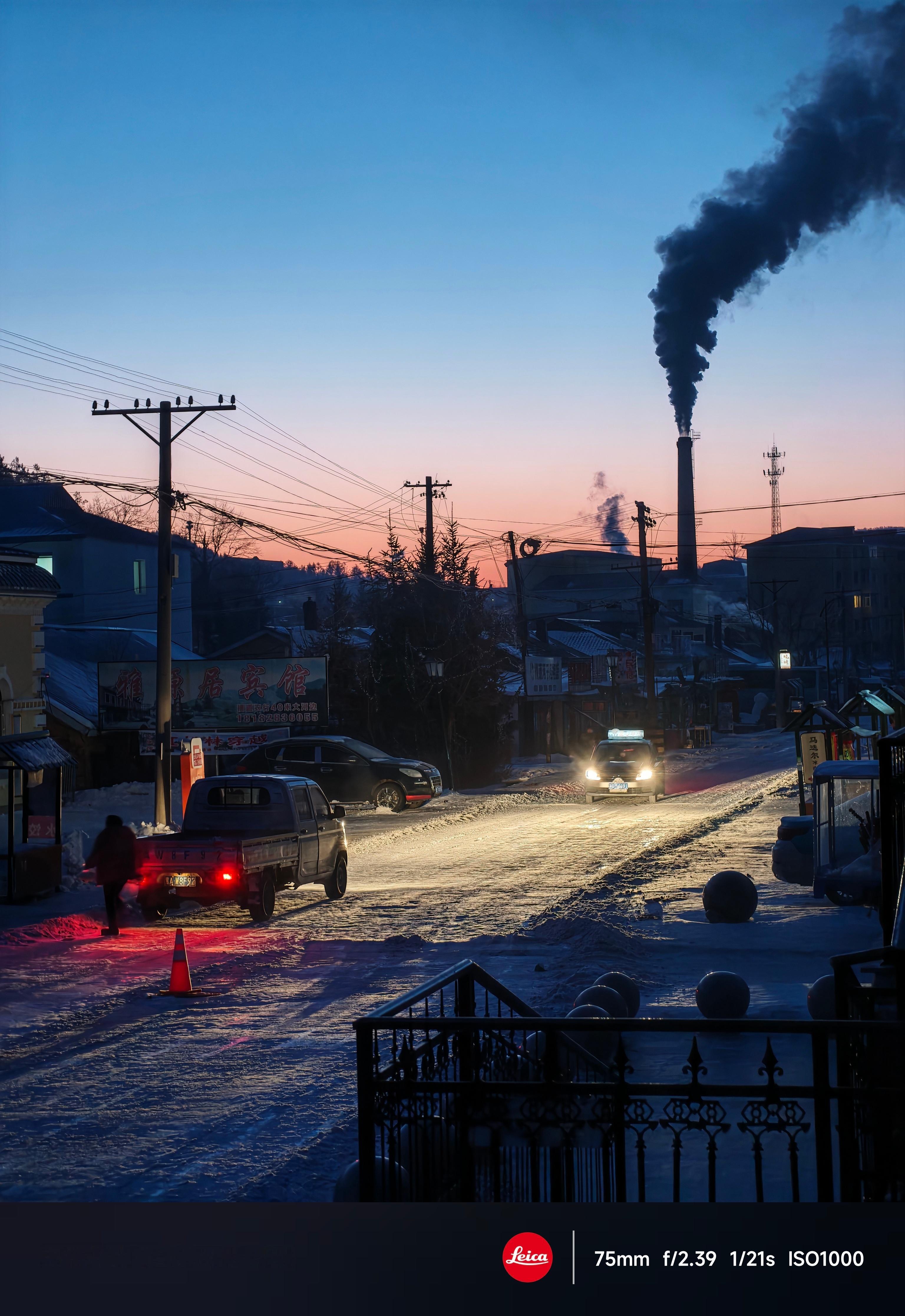 早上六点的小镇上，早餐店的包子正冒着热气，我也是。小米17 Ultra的影像还是