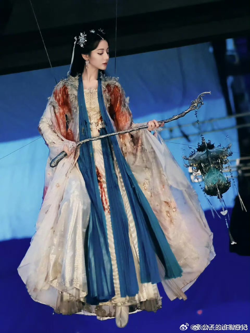 热巴贺思慕孤独又灿烂的神最强鬼王贺思慕日常被孤寂包围，冰冷外壳全是伪装！初见世间