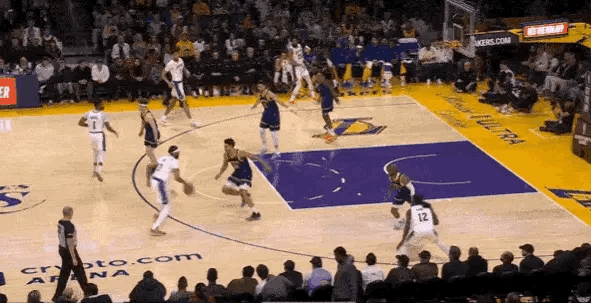 浓眉眼睛貌似被误伤[裂开][裂开]回更衣室治疗了 希望无大碍#勇士vs湖人##金