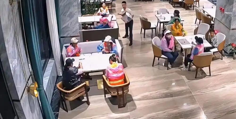 万万没想到！8名穿着橙色工作服的清洁工，被突降的大暴雨困在了路边。他们慌慌张张跑