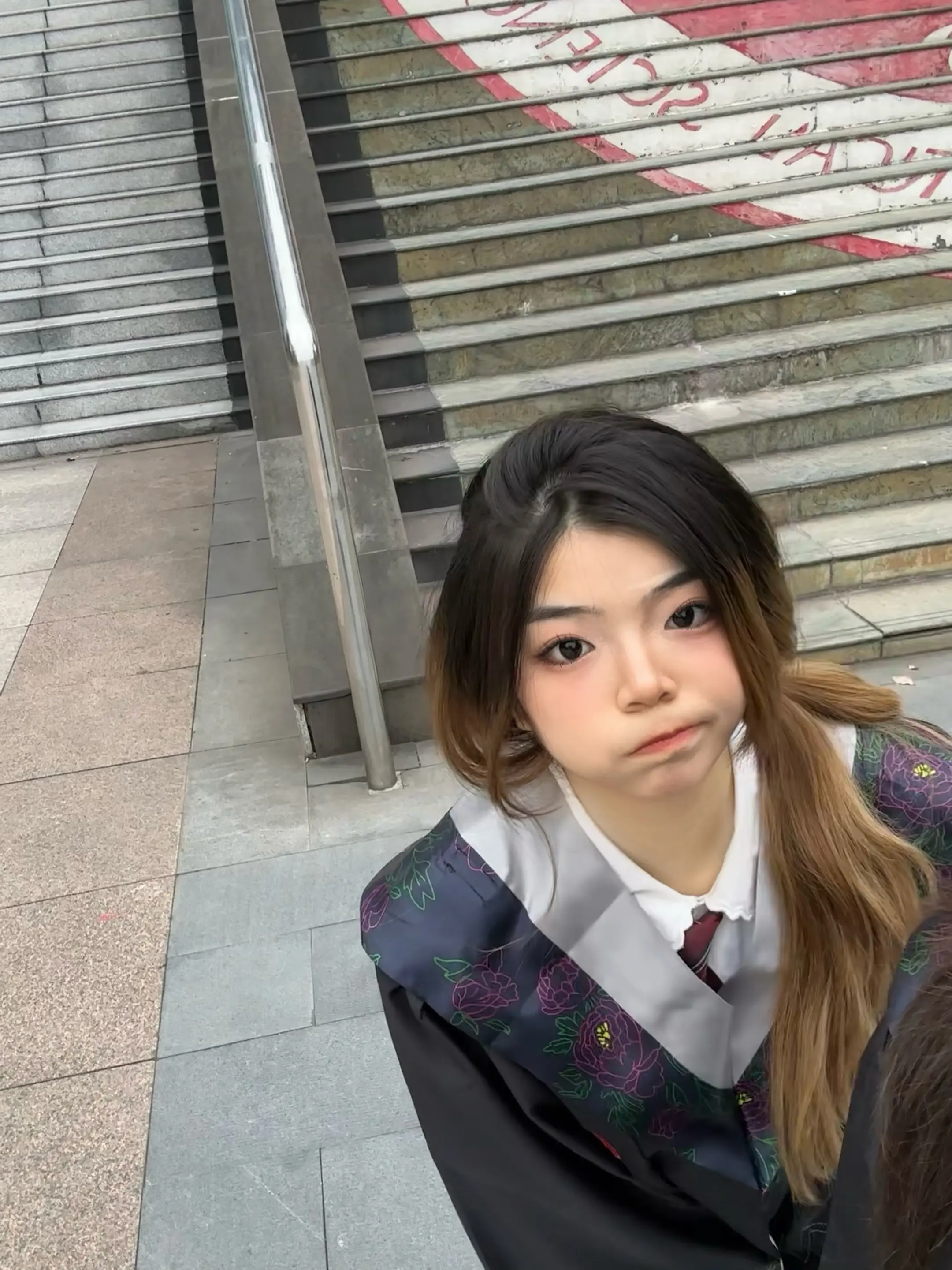 有个小女孩轻轻地去世了