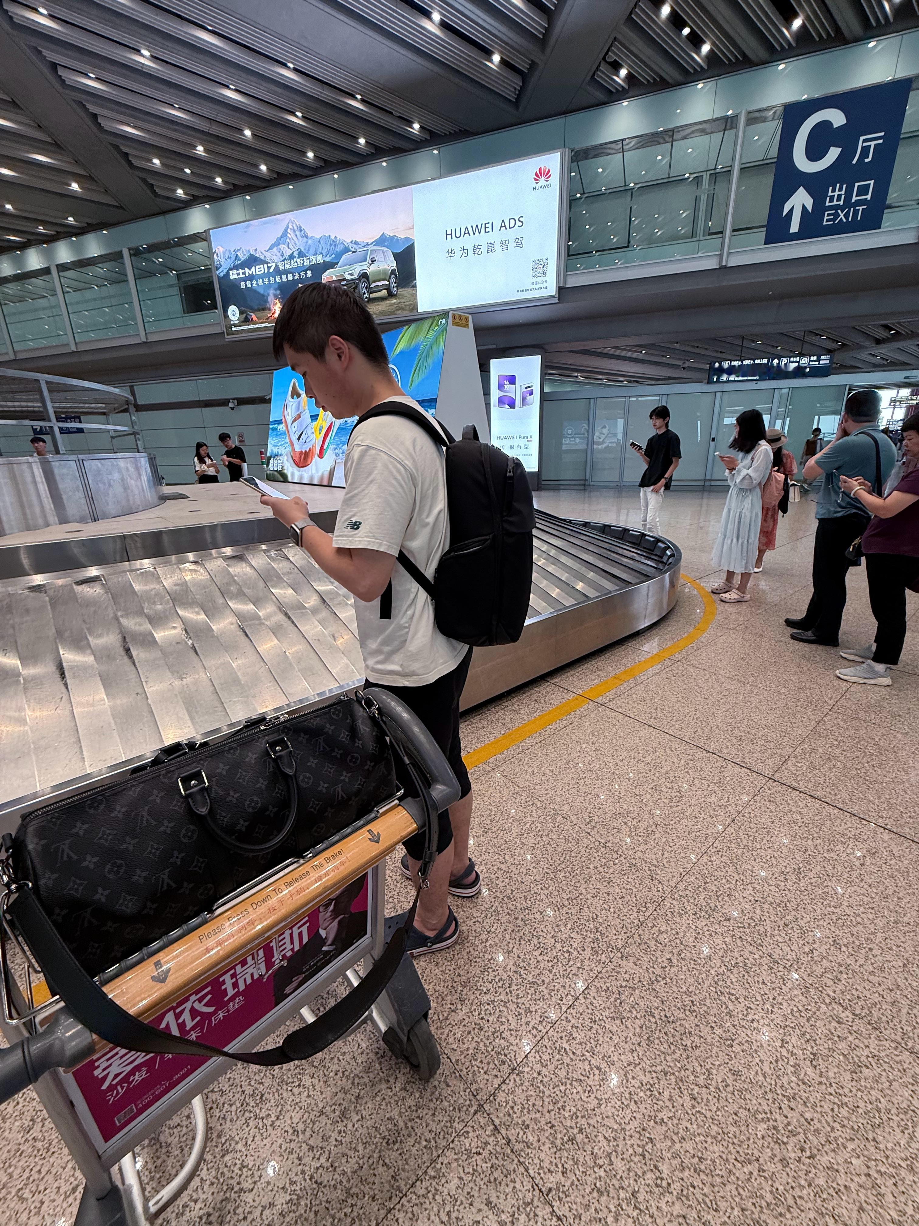 我个 i 人，特意挑了个没人的地方站左右 5 米都没人，结果这小哥一步站在离我 