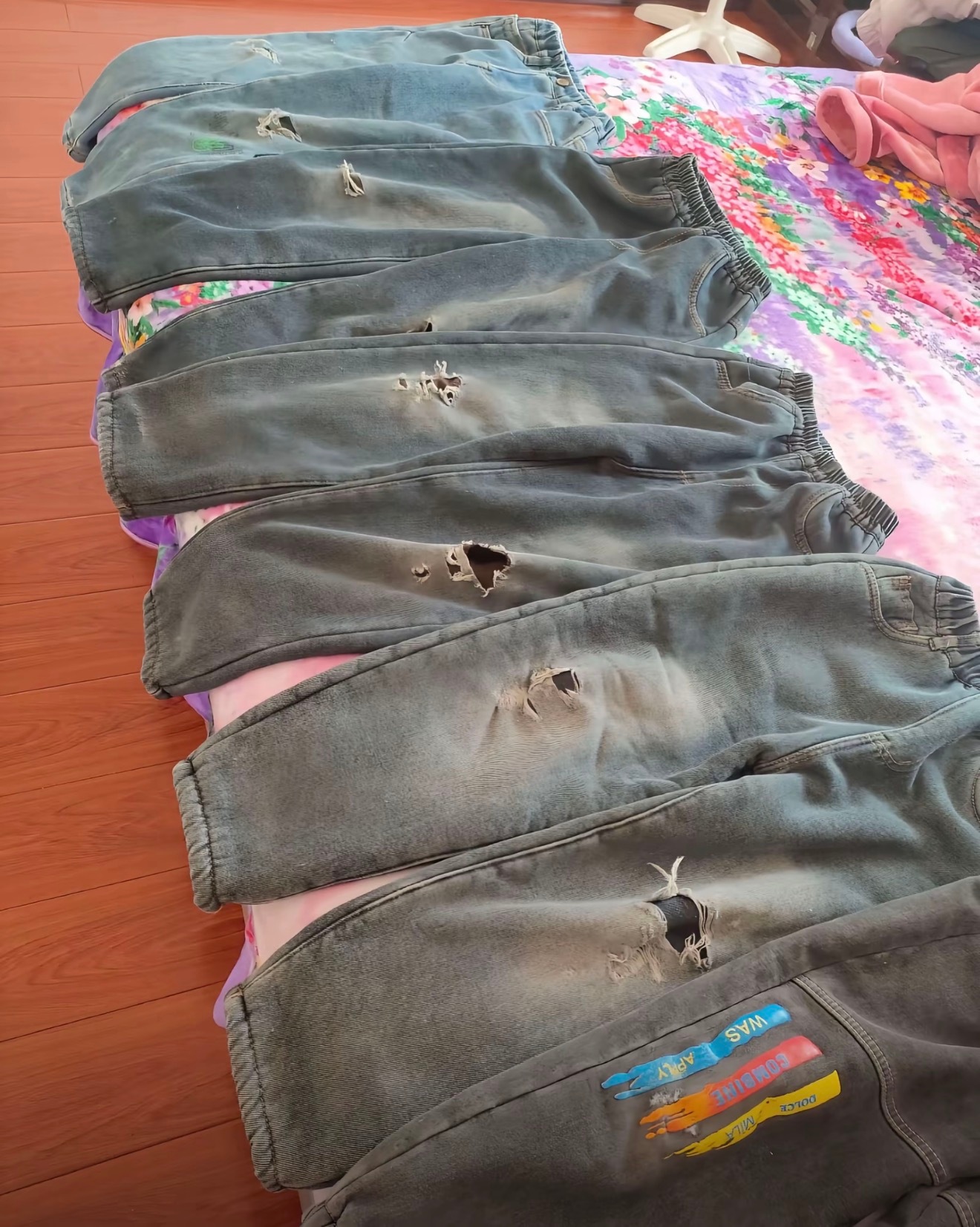 请教网友，我女儿上小学，把衣服穿成像图片这样，天天吵就是改不过来，还有啥好办法，