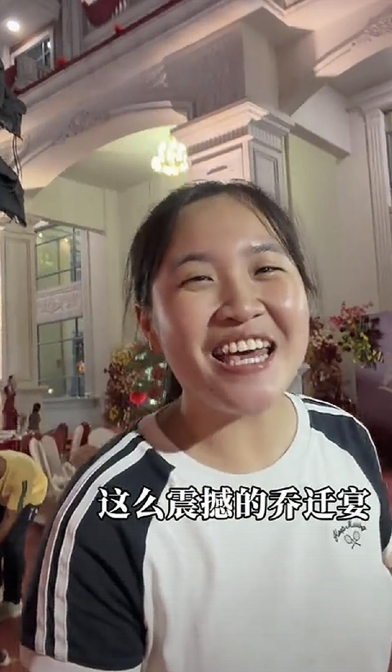 小芬到广东省湛江市廉江市青平去喝喜酒了，是乔迁之喜，就是我们说的入伙酒。
跟着小