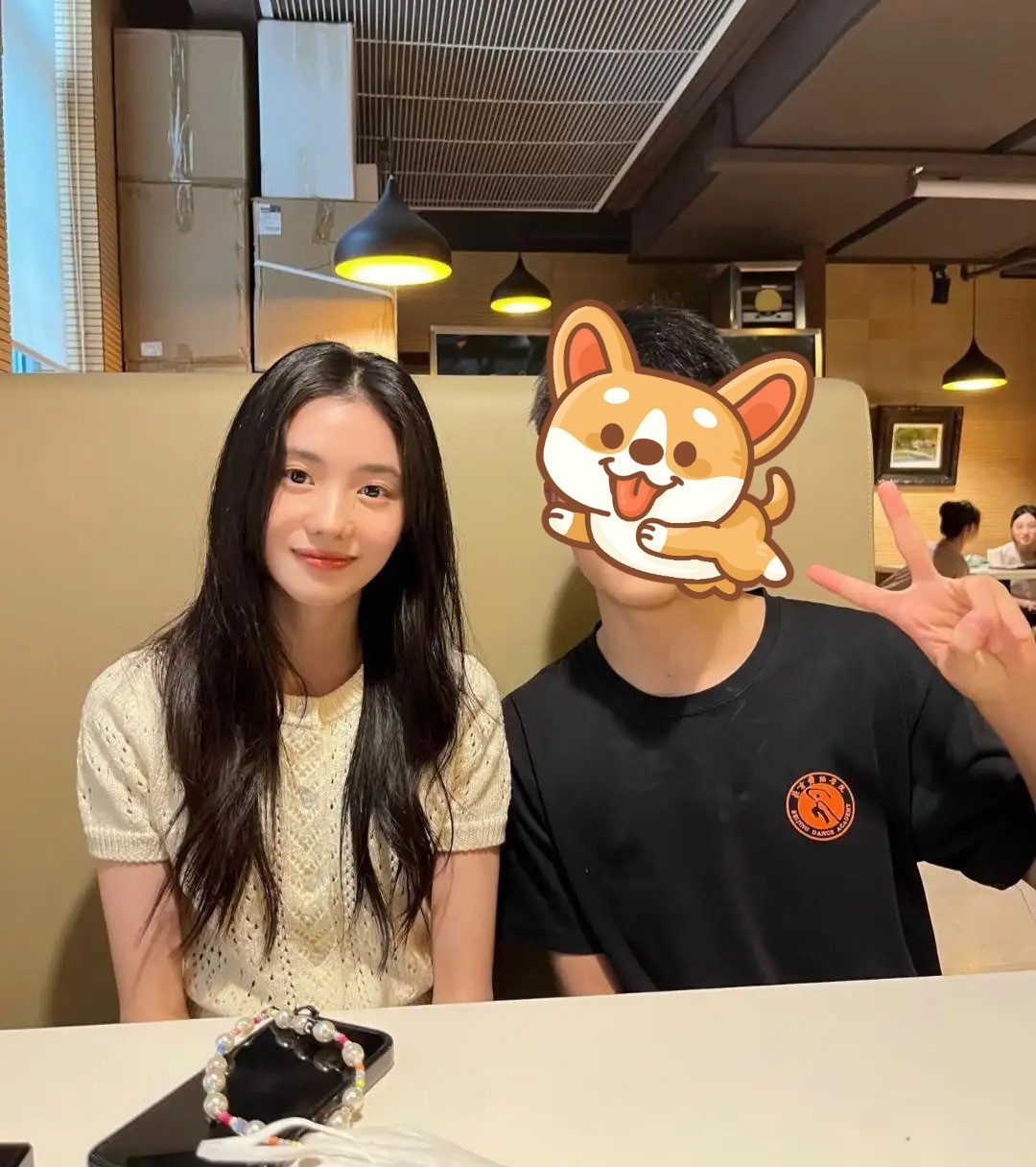 刘浩存在餐厅吃饭被偶遇，她看起来好漂亮，一双眼睛好有灵气，不愧是张艺谋亲自挖掘的