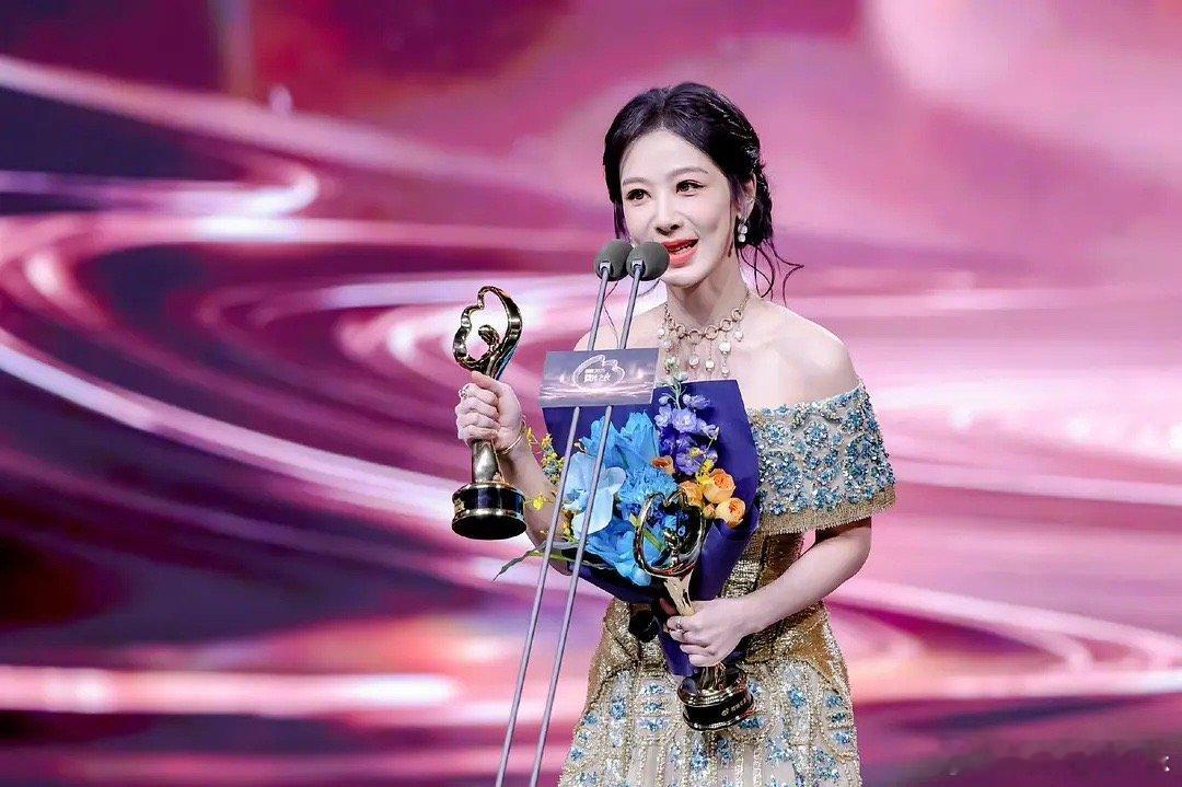 杨紫你的脸怎么了，冻得吗 